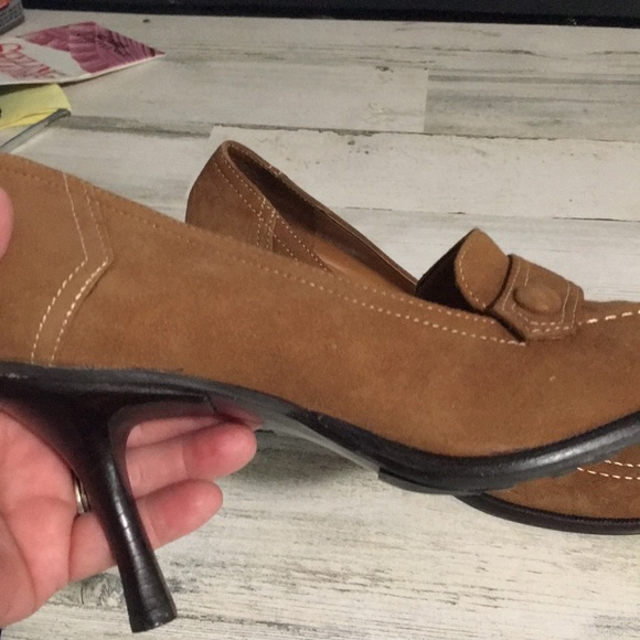 Gianni Bini woman’s tan suede closed toe high heels w/faux strap, button size 8M - Picture 7 of 7
